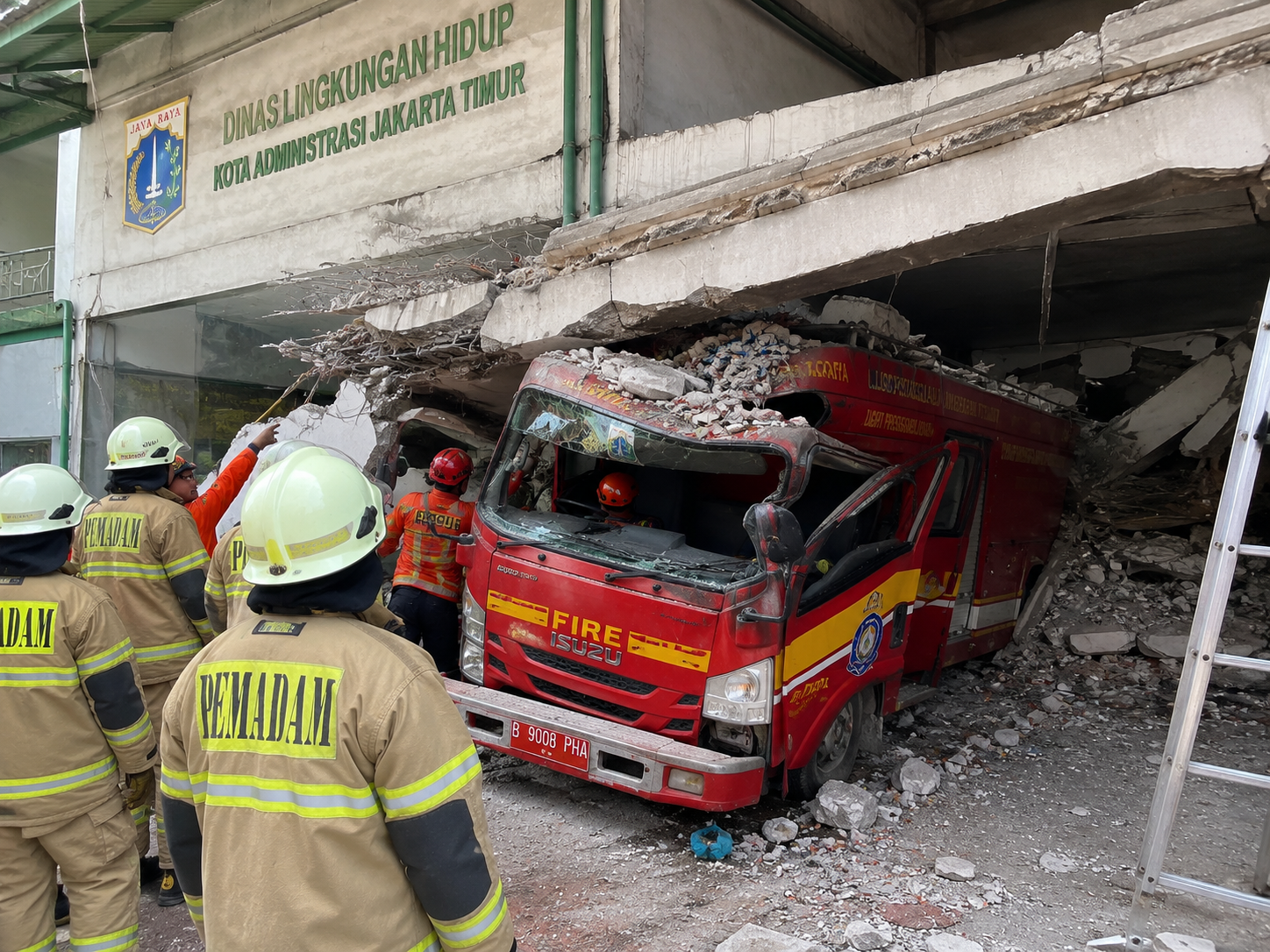 Mobil Damkar Tertimpa Beton Bangunan DLH Jaktim, Sejumlah Petugas Jalani Perawatan