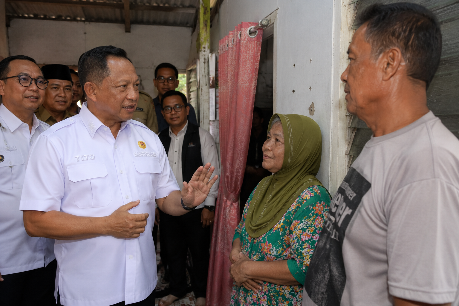 Banyak Rumah Tak Layak Huni, Mendagri Tinjau Penerima Program Bedah Rumah di Jakarta Timur