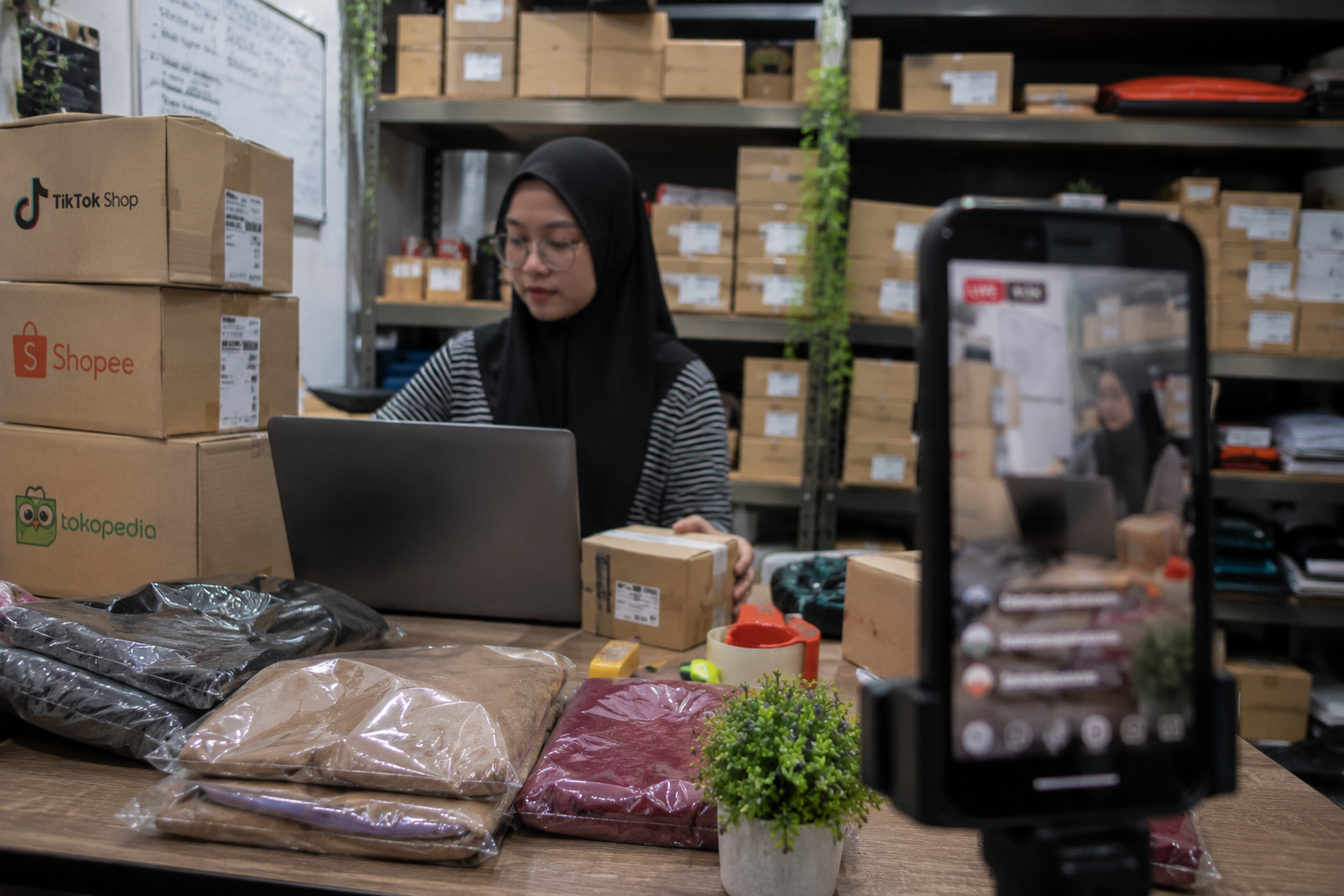 Persaingan Shopee dan TikTok Shop Terkonsentrasi di Jawa, Pemerataan Ekonomi Digital Masih Jadi Tantangan